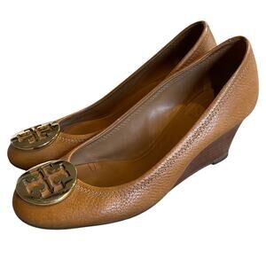 Tory Burch Sally Logo Closed Toe Wedge Pump SZ 6.5 Royal Tan Gold Heels GUC